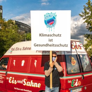 Eiswagen auf der Demonstration als Abkühlung?