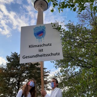 Schild: Klimastreik ist Klimaschutz vor dem Funkturm