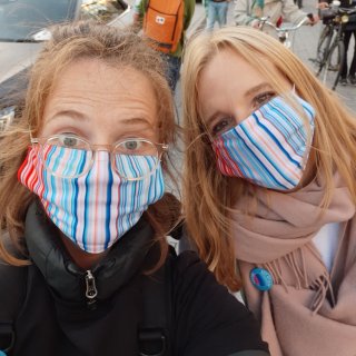 junge Demonstrantinnen mit Maske