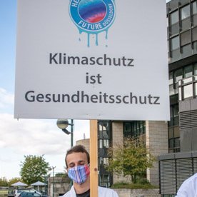 junger Demonstrant mit Schild